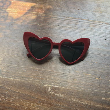Herzfoermige Sonnenbrille rot