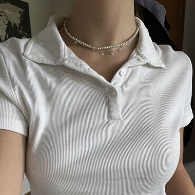 Leicht bauchfreies Shirt mit Kragen