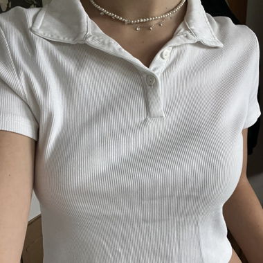 Leicht bauchfreies Shirt mit Kragen