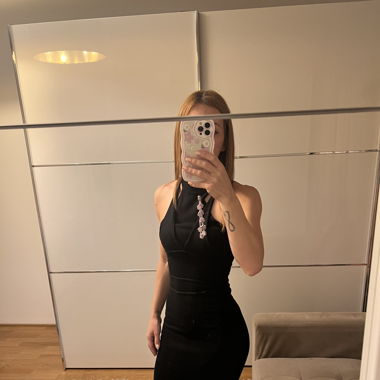 Schwarz Kleid