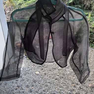Boléro en résille noire transparente
