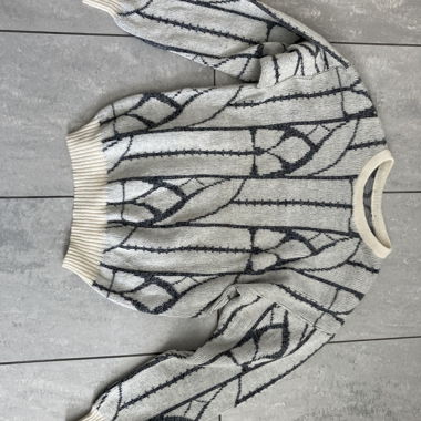 Weisser Pulli mit schwarzem Muster