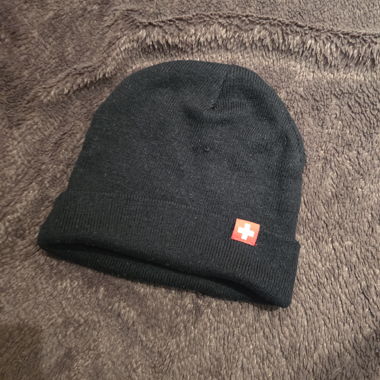 Schwarze Beanie mit Schweizer Kreuz