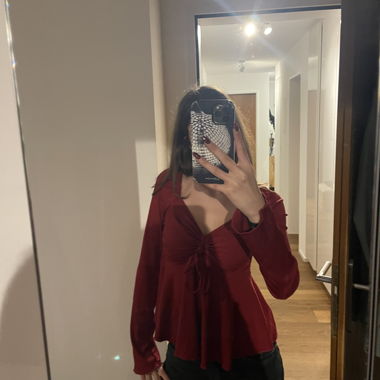 Top peplum rosso a maniche lunghe arricciato