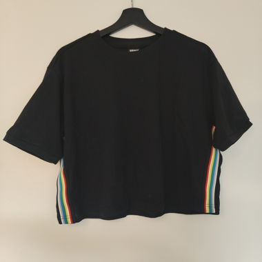 T-shirt nero corto con righe arcobaleno
