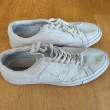 Weisse Converse Schuhe