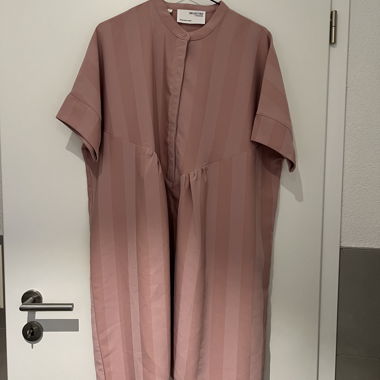 Rosa gestreiftes Kleid