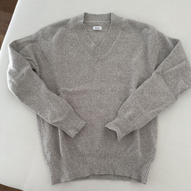 Grauer Wollpullover V-Ausschnitt