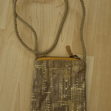 Piccola borsa a tracolla marrone-oro con motivo