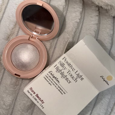 Highlighter von Rare Beauty