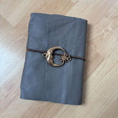 Pochette en cuir pour agenda ou journal