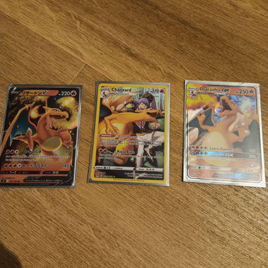 Confezione da tre carte Pokémon Charizard