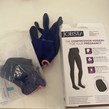 Kompressionsstrümpfe und Handschuhe.
