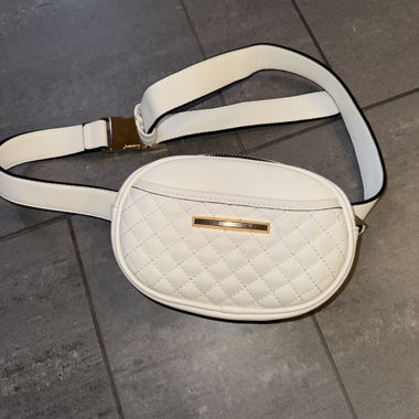 Weisse Bauchtasche