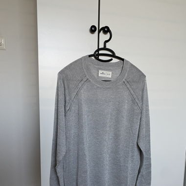Dünner silberner Pullover