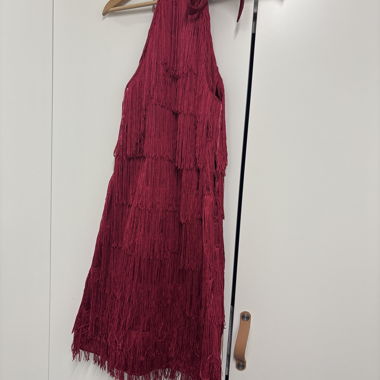 Rote Fransen-Kleid