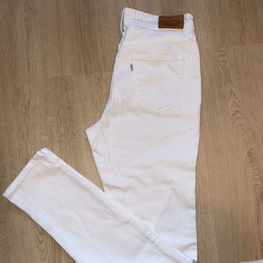 Off-white Levi’s skinny jeans