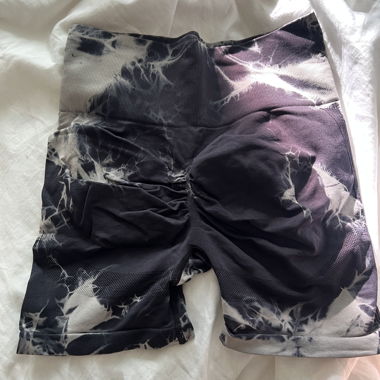 Corti shorts da donna con motivo tie-dye