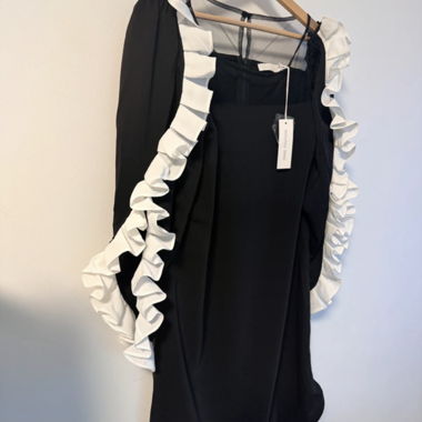 Robe Anne fontaine noire à volants blancs