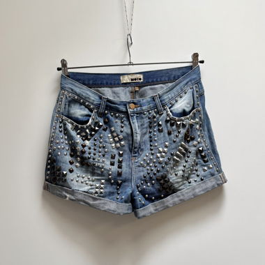 Kurze Jeans mit Nieten