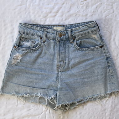 Shorts strappati a vita alta