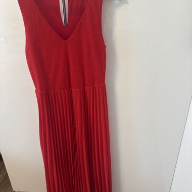 Rotes Plissee-Kleid