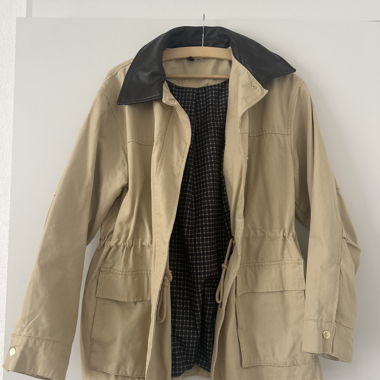 Veste beige à col marron