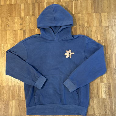 Blauer Hoodie mit Blumenmotiv