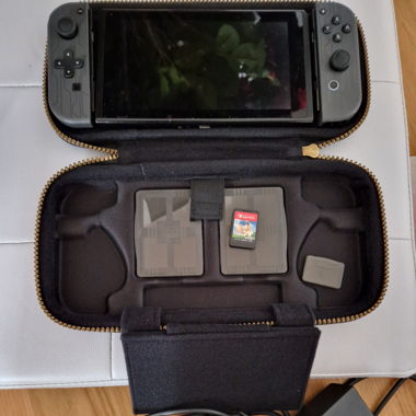 Nintendo switch konsole mit etui und spiel