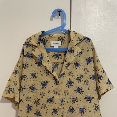 Kurzarm-Blumenshirt