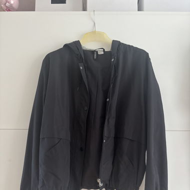 Veste légère à capuche bleue marine 