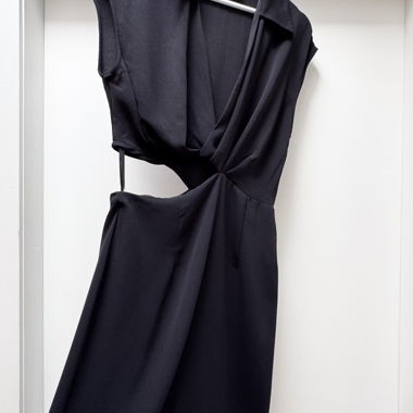 Nuovo Abito Midi Nero con Cut-Out – Dettaglio in Vita