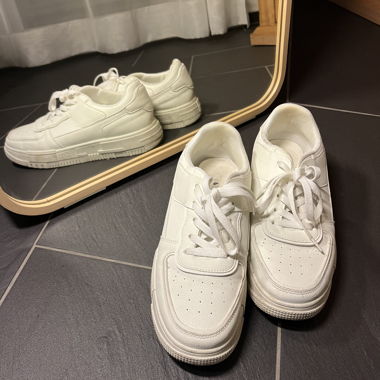 Simple white Sneakers