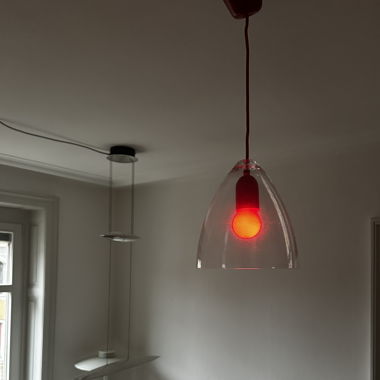 Hängelampe aus Plexiglas – Stilvolles Designobjekt