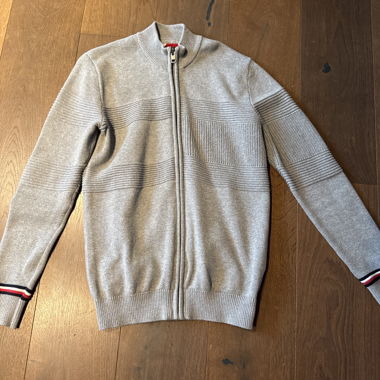 Graue Strickjacke mit Reissverschluss