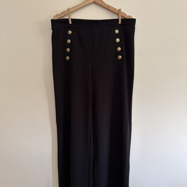 Pantaloni con dettagli di bottoni neri