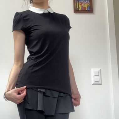 top nero con colletto bianco