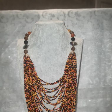 Elegante collana etnica di perline nuova