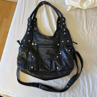 Borsa nera con dettagli argentati
