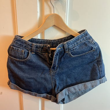 Short en jean bleu classique à bord roulotté