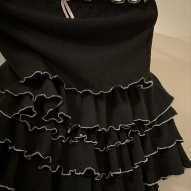 Top nero con balze
