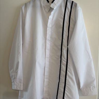 Chemise blanche à rayures noires