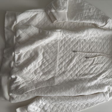 Weisser Kapuzenpullover