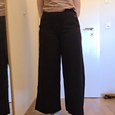 Weite schwarze Hose mit Flecht-Detail