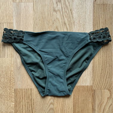 Dunkelgrüner Bikini-Slip