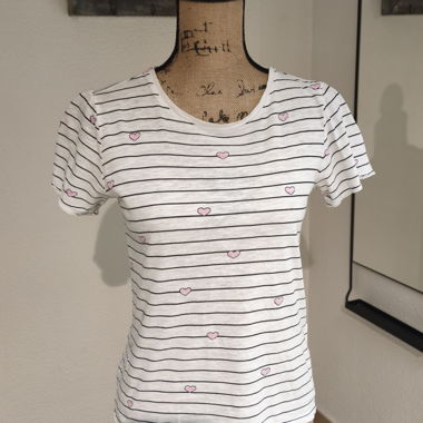 T-shirt a righe con cuori