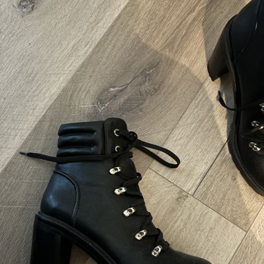 Stiefel mit Absatz