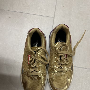 Goldene Adidas Sneakers 