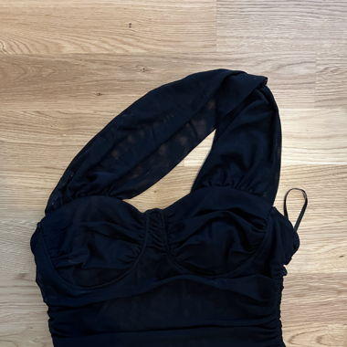 Crop top nero asimmetrico