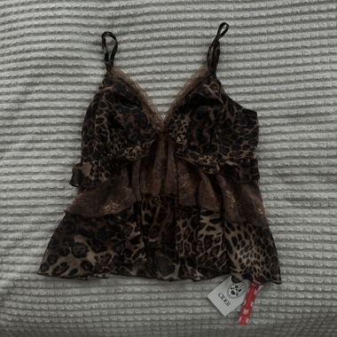Top in pizzo con stampa leopardo